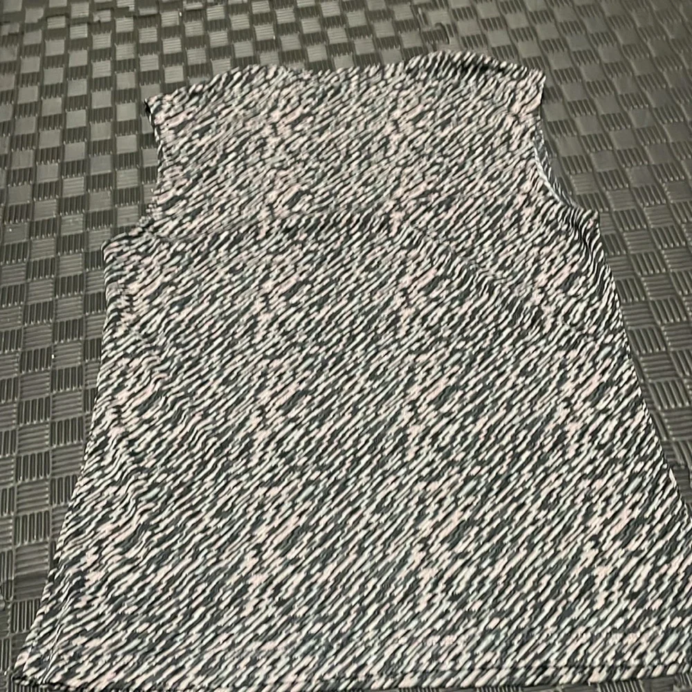 New york & Company confetti pattern sleeveless blouse size small